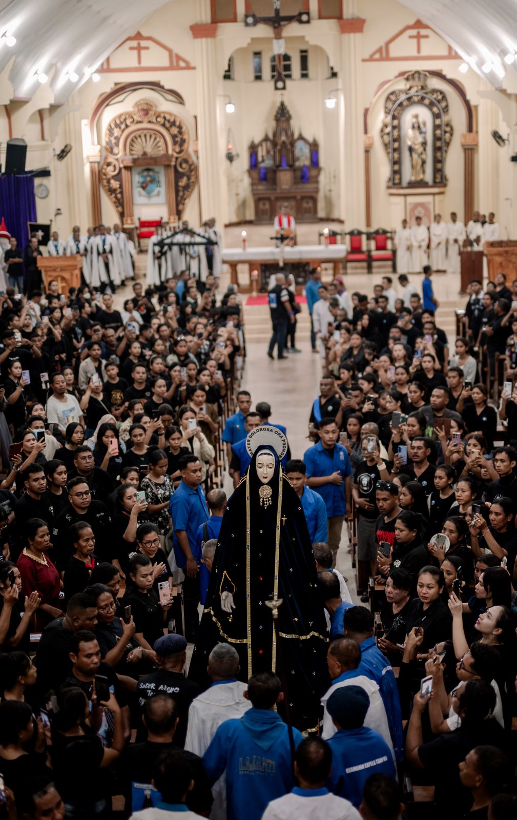 Perarakan Mater Dolorosa di tengah umat